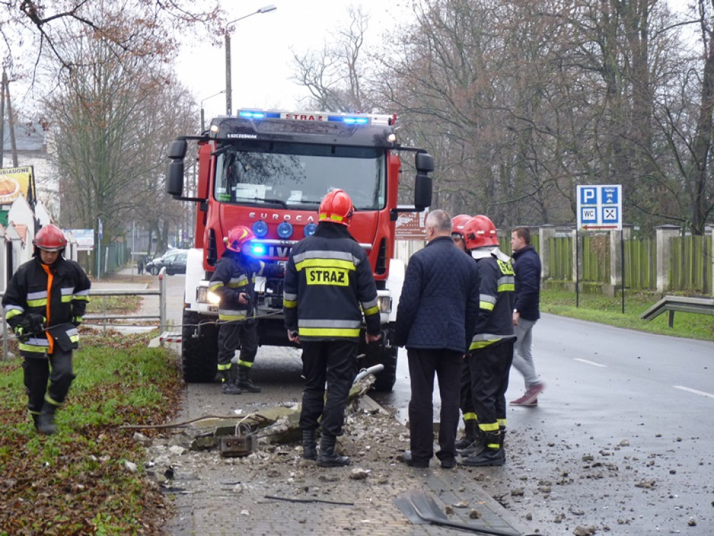 Bus uderzył w latarnię w Nieborowie