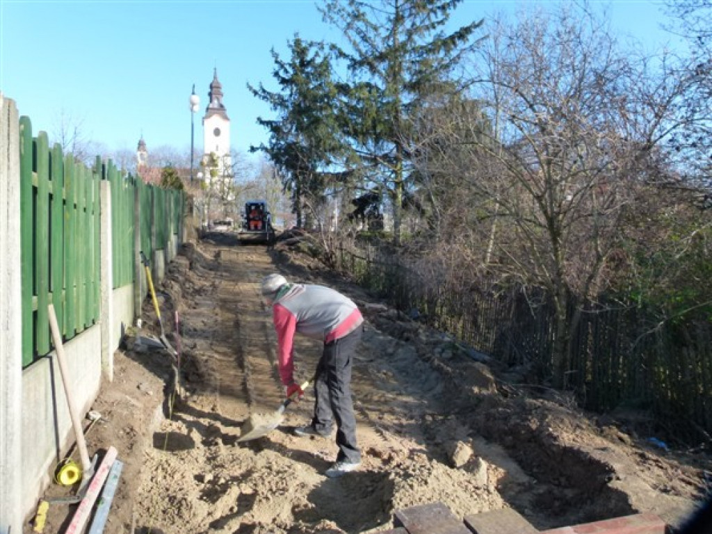 Parkowe ścieżki w Strykowie na finiszu