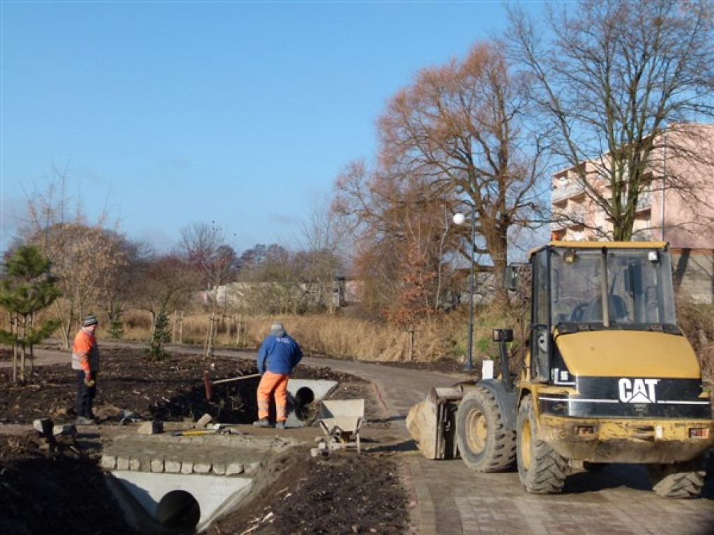 Parkowe ścieżki w Strykowie na finiszu