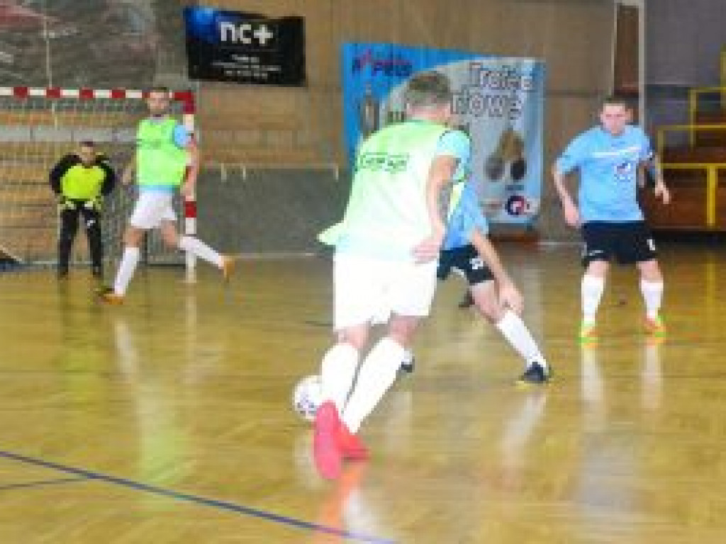 Mikoba nadal prowadzi w IV lidze