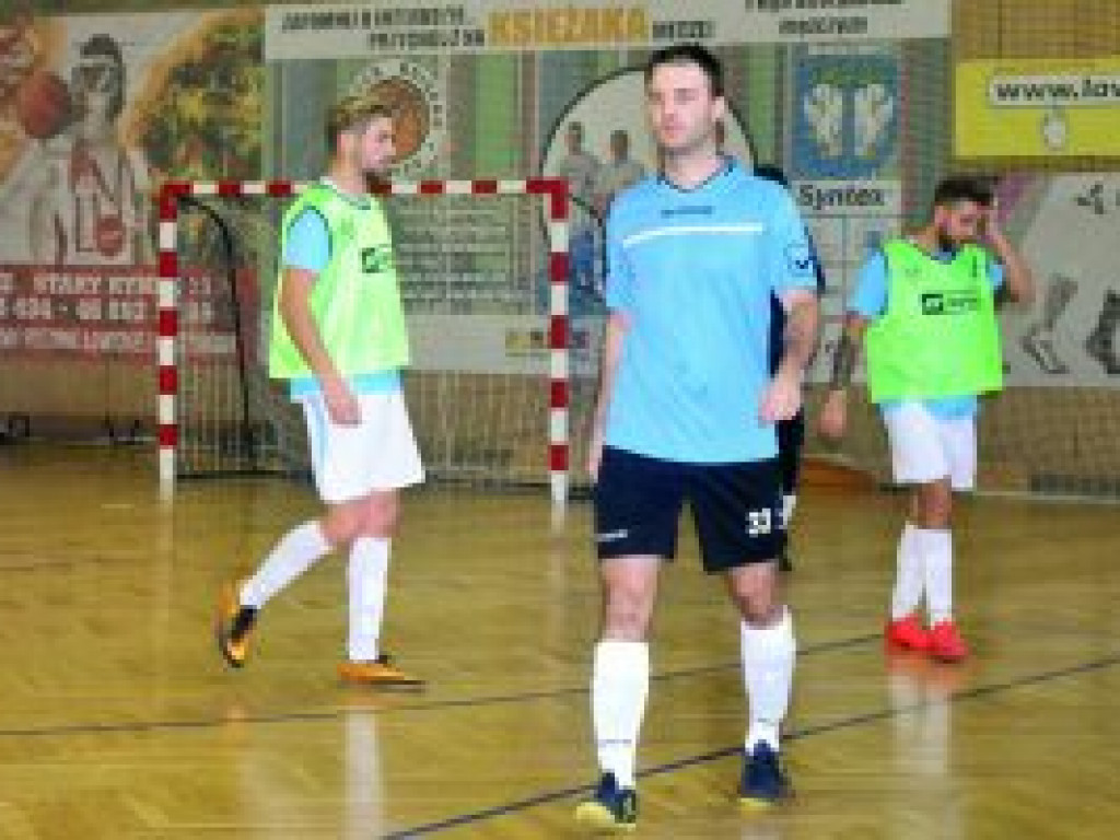 Mikoba nadal prowadzi w IV lidze