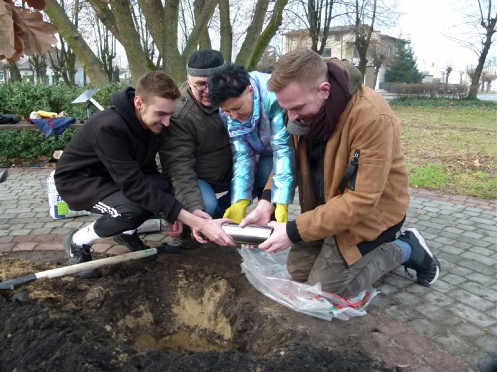 Pod Dębem Niepodległości zakopano kapsułę czasu