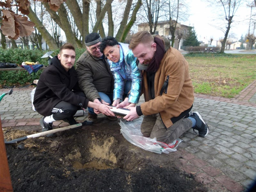 Pod Dębem Niepodległości zakopano kapsułę czasu
