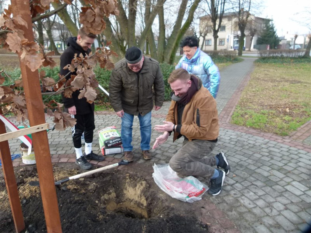 Pod Dębem Niepodległości zakopano kapsułę czasu