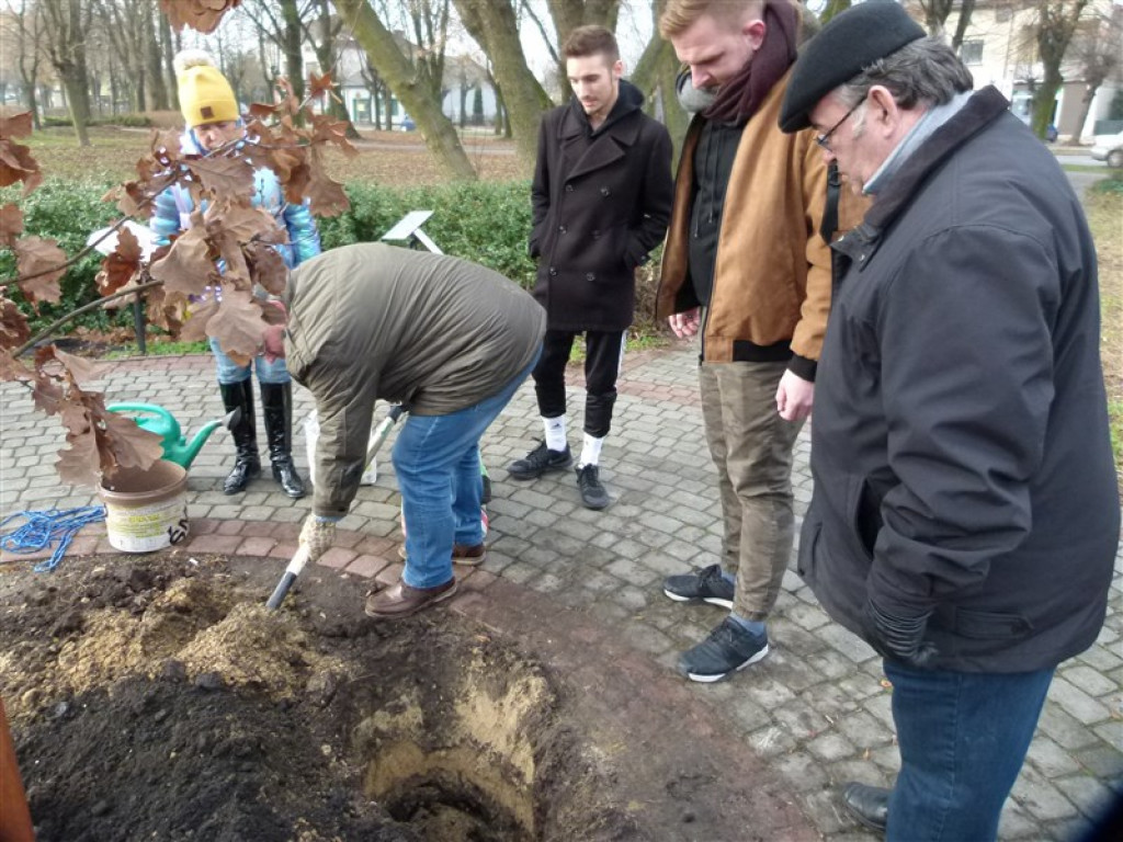 Pod Dębem Niepodległości zakopano kapsułę czasu