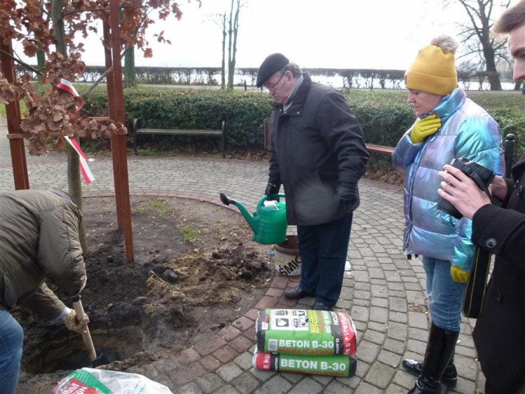 Pod Dębem Niepodległości zakopano kapsułę czasu