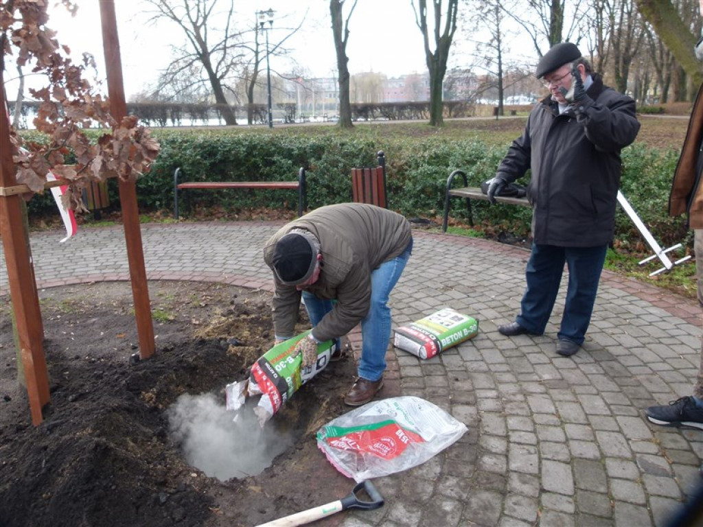 Pod Dębem Niepodległości zakopano kapsułę czasu