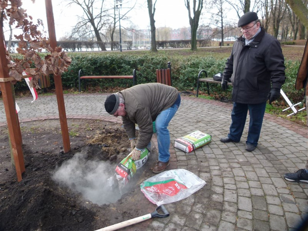 Pod Dębem Niepodległości zakopano kapsułę czasu