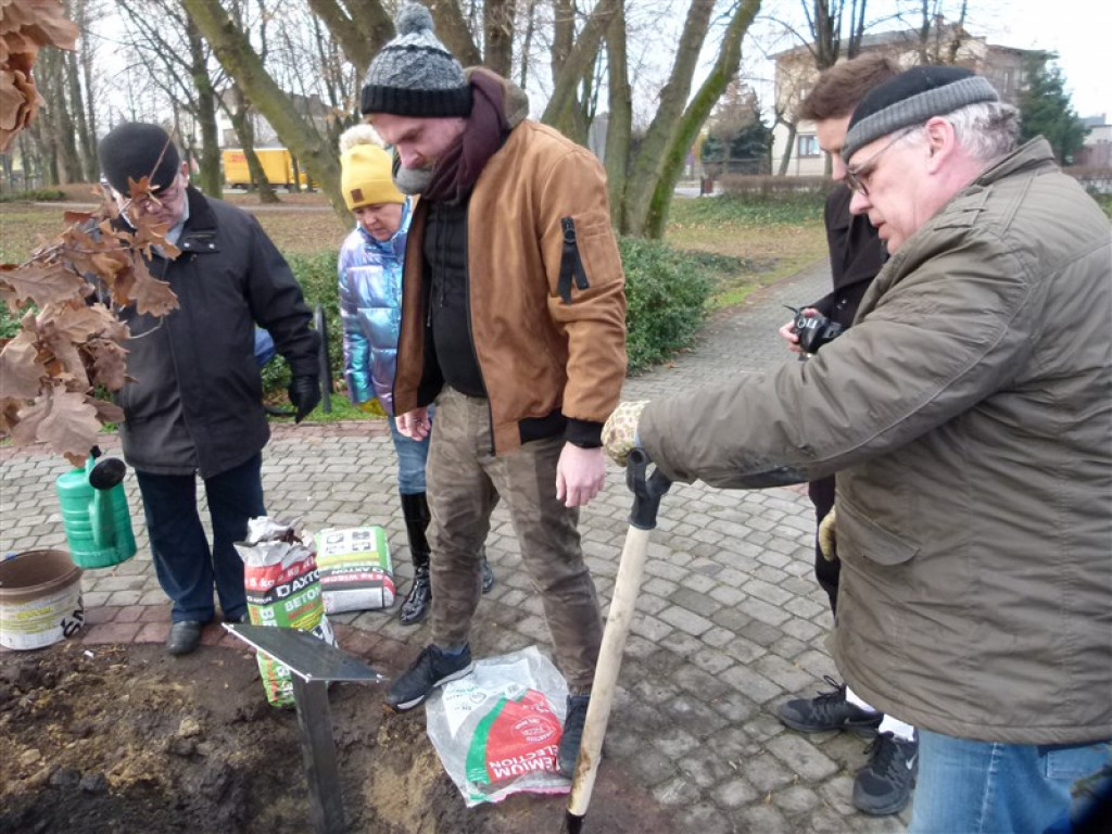 Pod Dębem Niepodległości zakopano kapsułę czasu