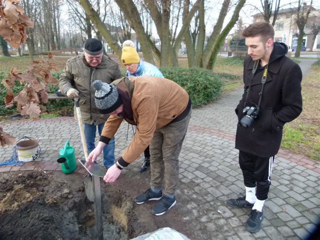 Pod Dębem Niepodległości zakopano kapsułę czasu