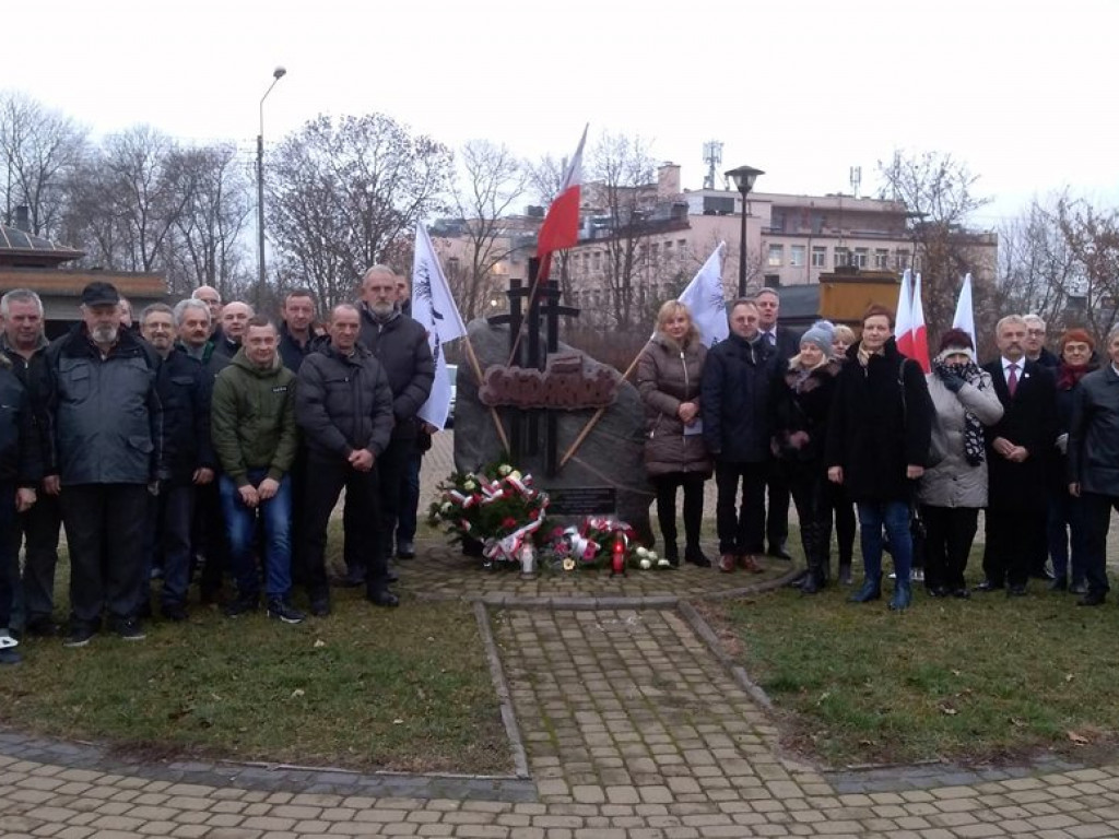 Rozłam w łowickiej Solidarności widać było pod pomnikiem
