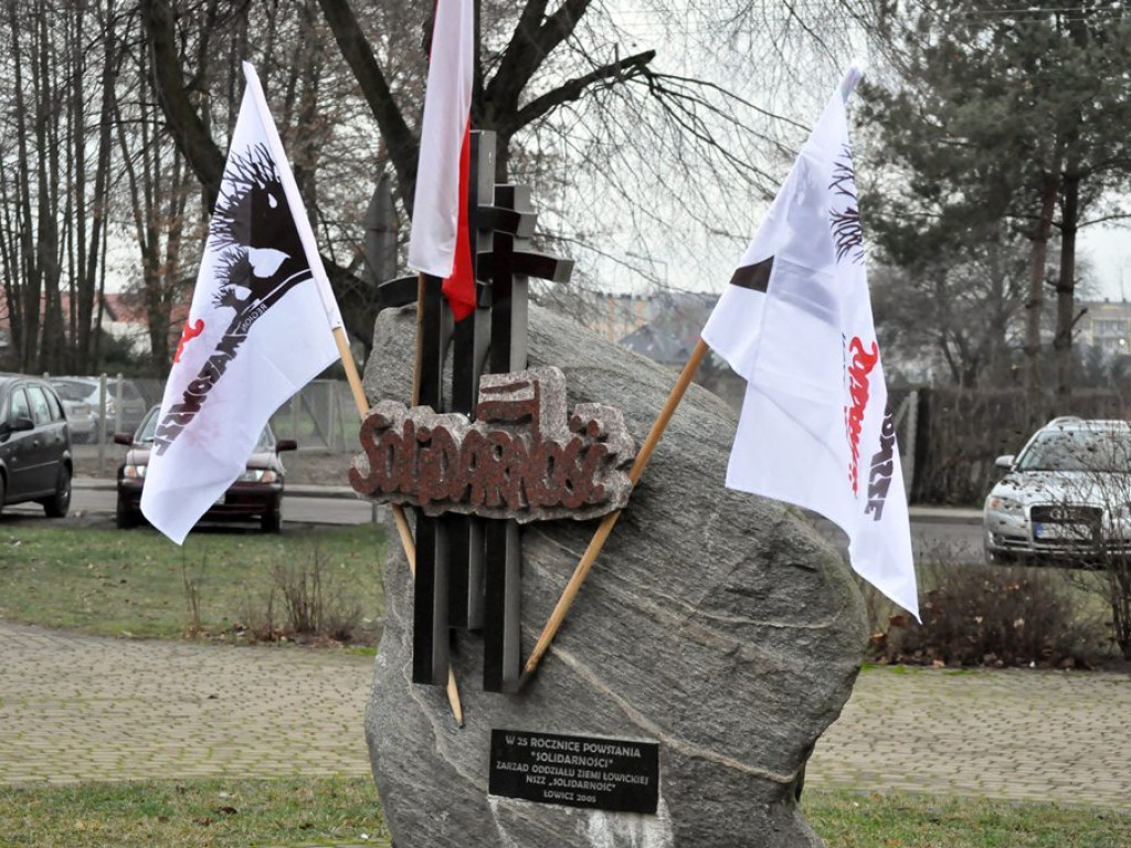 Rozłam w łowickiej Solidarności widać było pod pomnikiem
