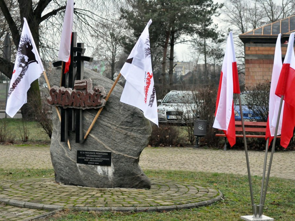Rozłam w łowickiej Solidarności widać było pod pomnikiem