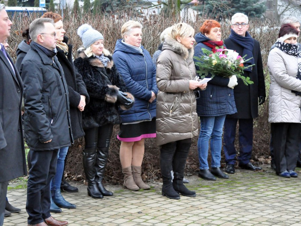 Rozłam w łowickiej Solidarności widać było pod pomnikiem