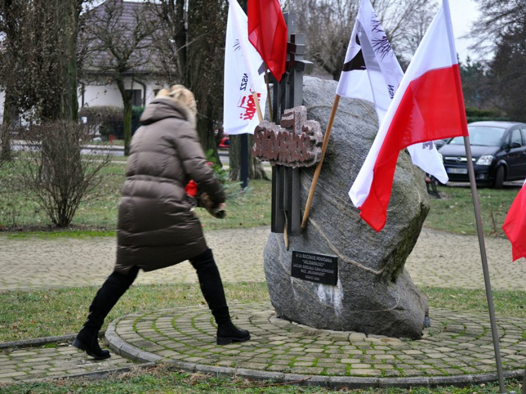 Rozłam w łowickiej Solidarności widać było pod pomnikiem