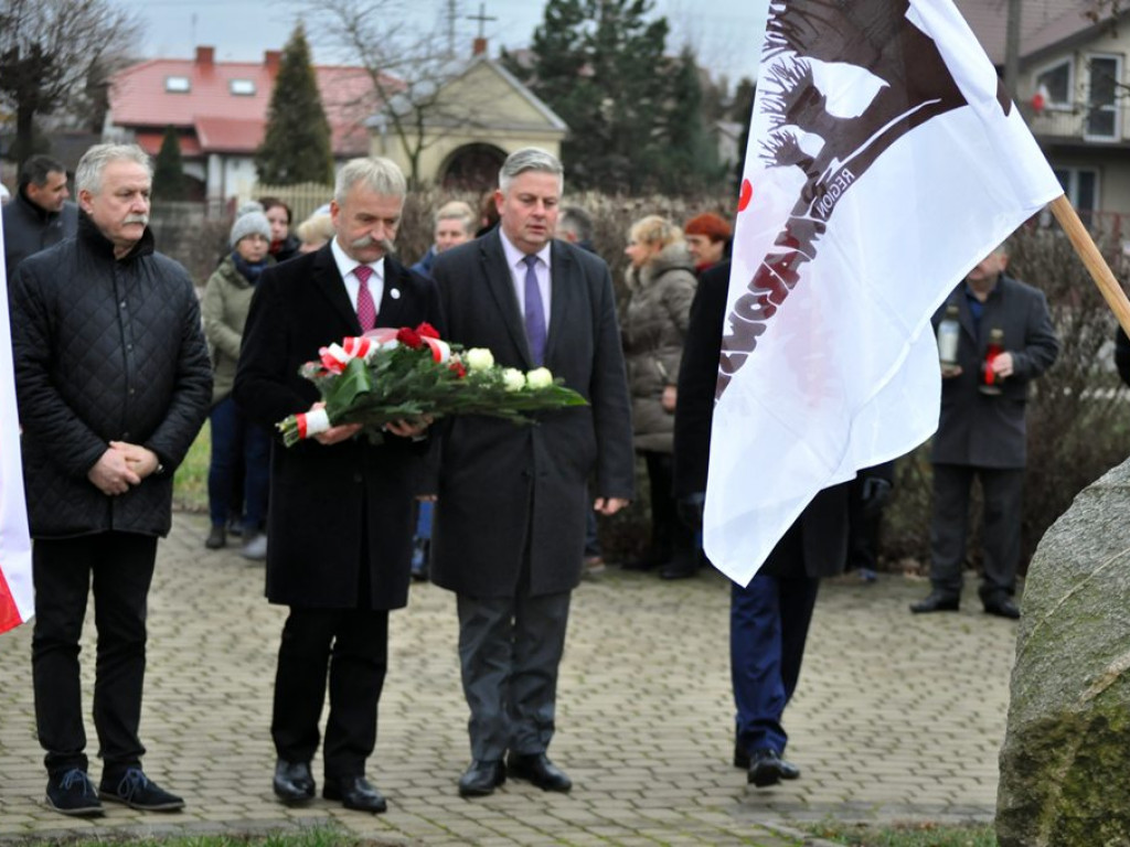 Rozłam w łowickiej Solidarności widać było pod pomnikiem