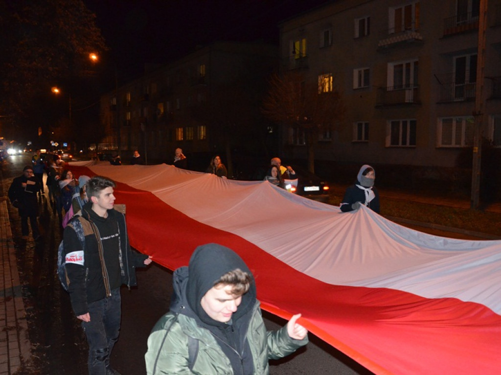 Przemarsz z 50-metrową flagą Polski przez Łowicz