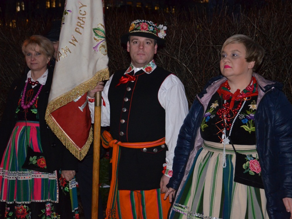 Przemarsz z 50-metrową flagą Polski przez Łowicz