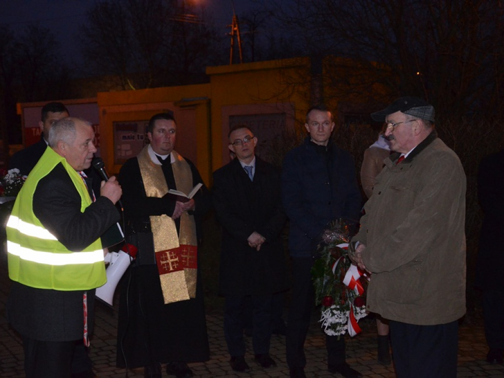Przemarsz z 50-metrową flagą Polski przez Łowicz