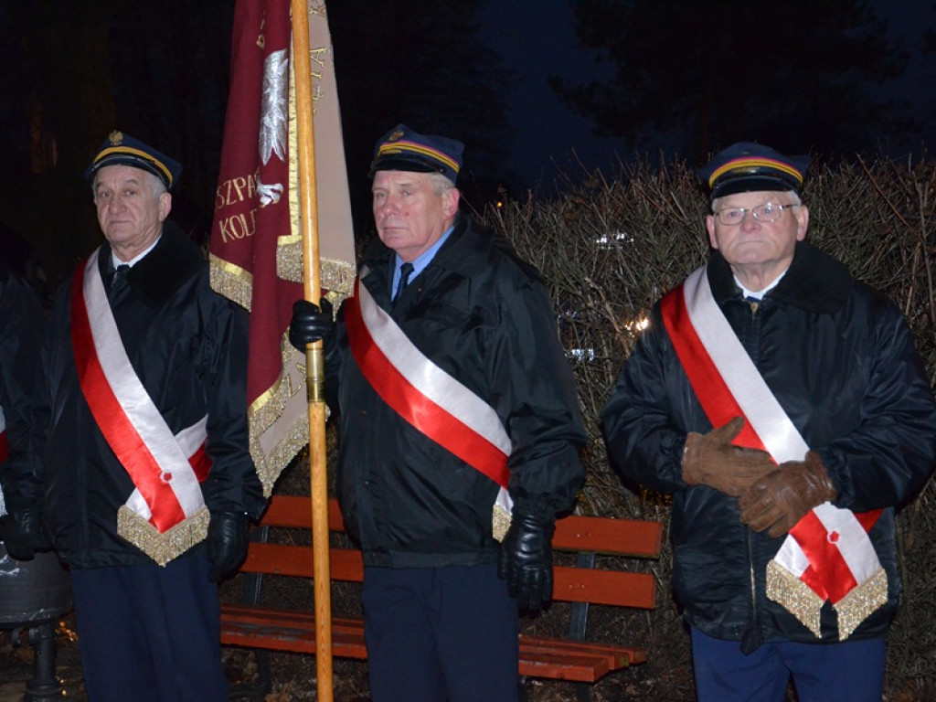 Przemarsz z 50-metrową flagą Polski przez Łowicz