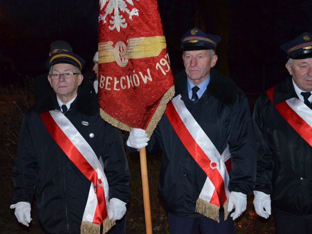 Przemarsz z 50-metrową flagą Polski przez Łowicz