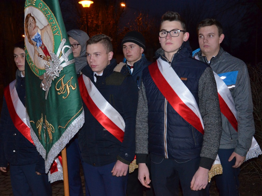 Przemarsz z 50-metrową flagą Polski przez Łowicz
