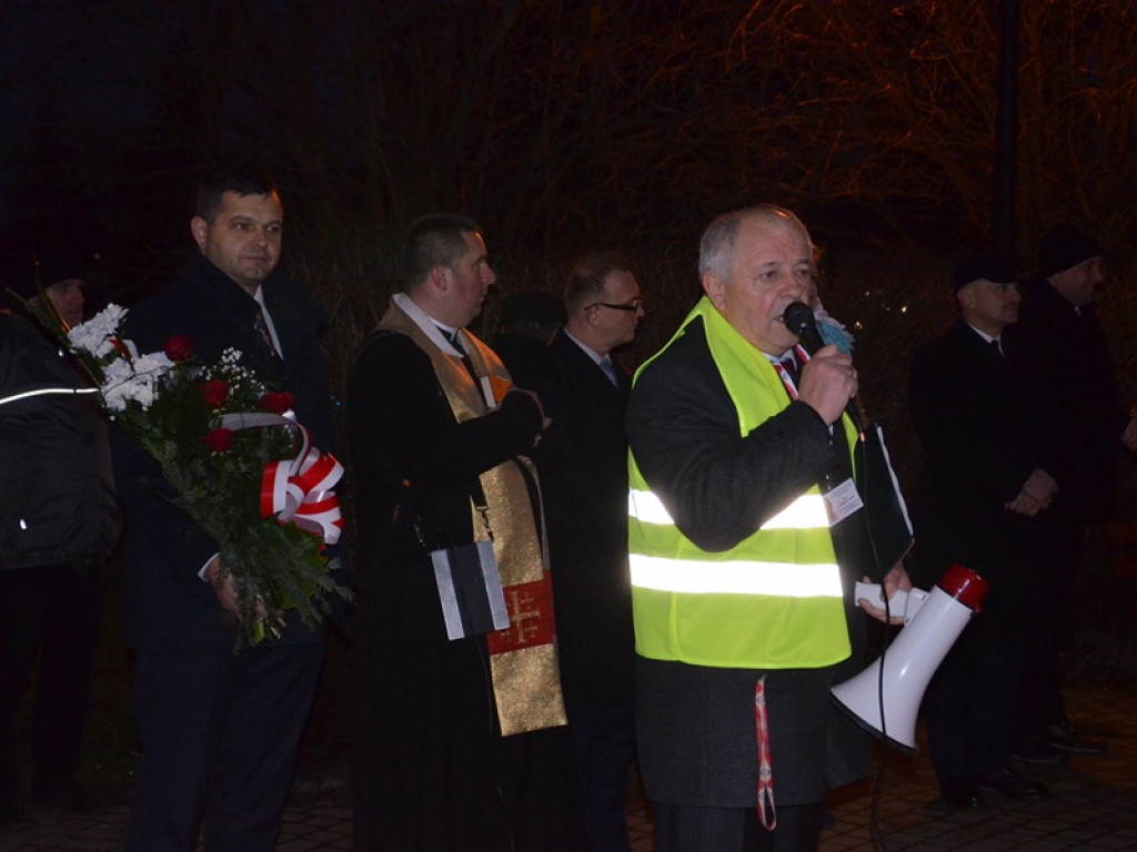 Przemarsz z 50-metrową flagą Polski przez Łowicz