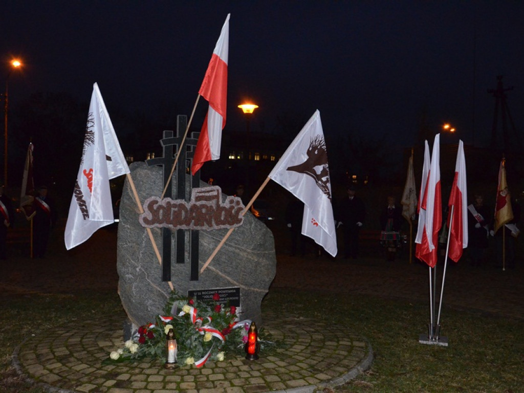 Przemarsz z 50-metrową flagą Polski przez Łowicz