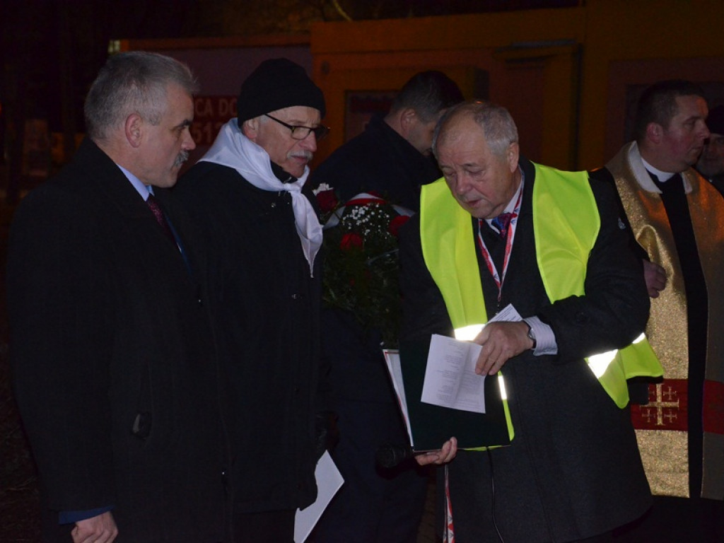 Przemarsz z 50-metrową flagą Polski przez Łowicz