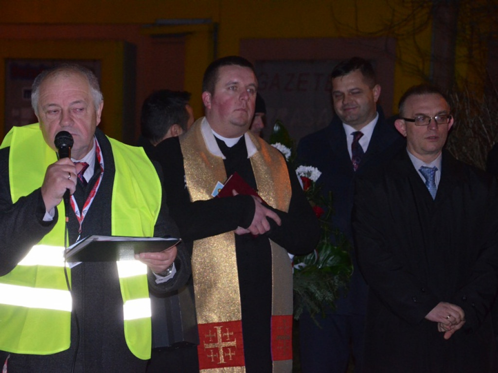 Przemarsz z 50-metrową flagą Polski przez Łowicz