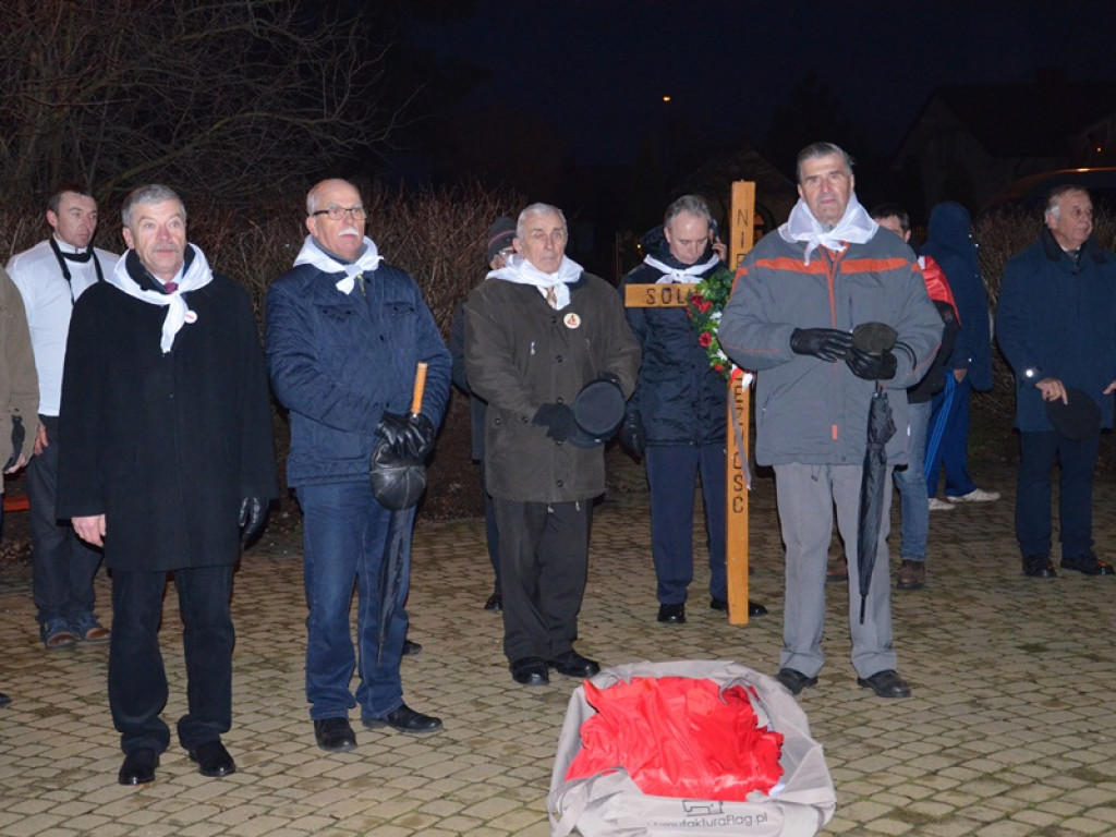 Przemarsz z 50-metrową flagą Polski przez Łowicz