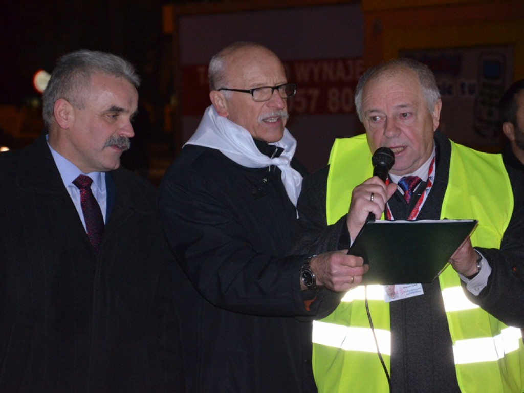 Przemarsz z 50-metrową flagą Polski przez Łowicz