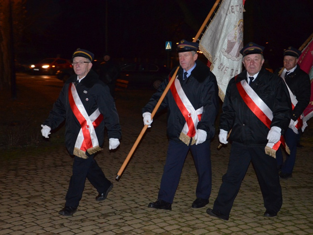 Przemarsz z 50-metrową flagą Polski przez Łowicz