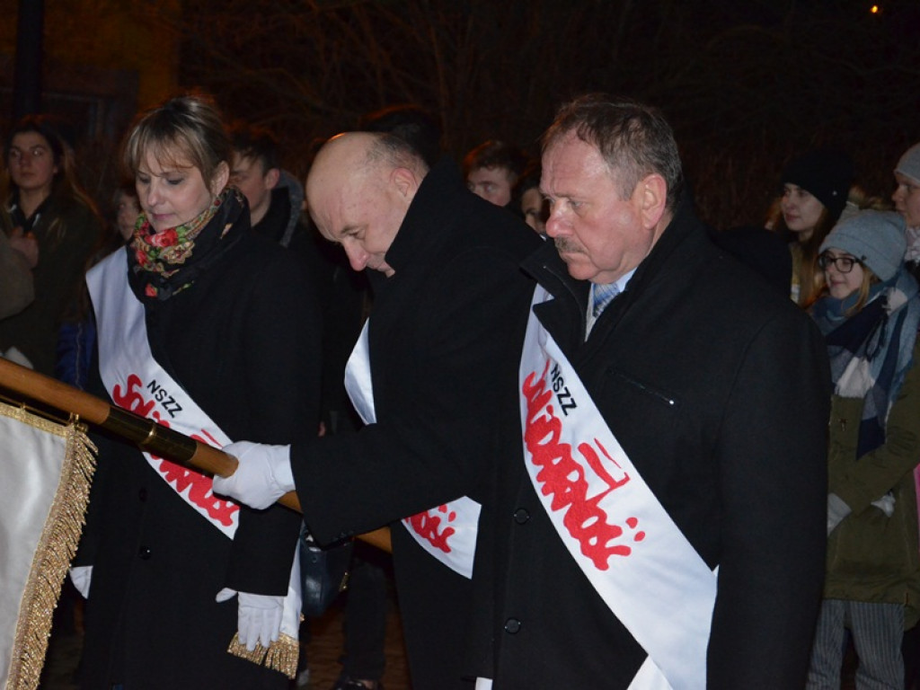 Przemarsz z 50-metrową flagą Polski przez Łowicz