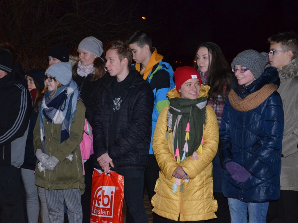 Przemarsz z 50-metrową flagą Polski przez Łowicz
