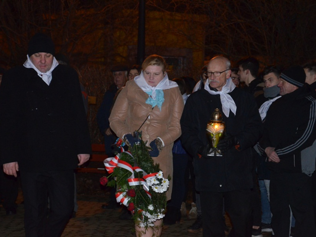Przemarsz z 50-metrową flagą Polski przez Łowicz