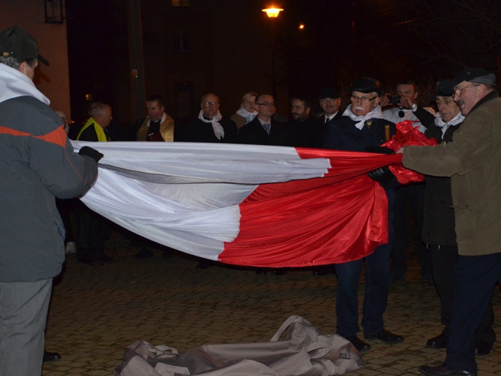 Przemarsz z 50-metrową flagą Polski przez Łowicz