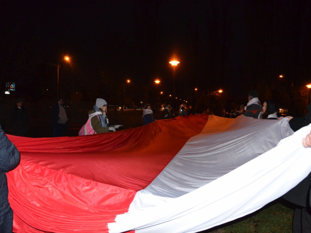 Przemarsz z 50-metrową flagą Polski przez Łowicz
