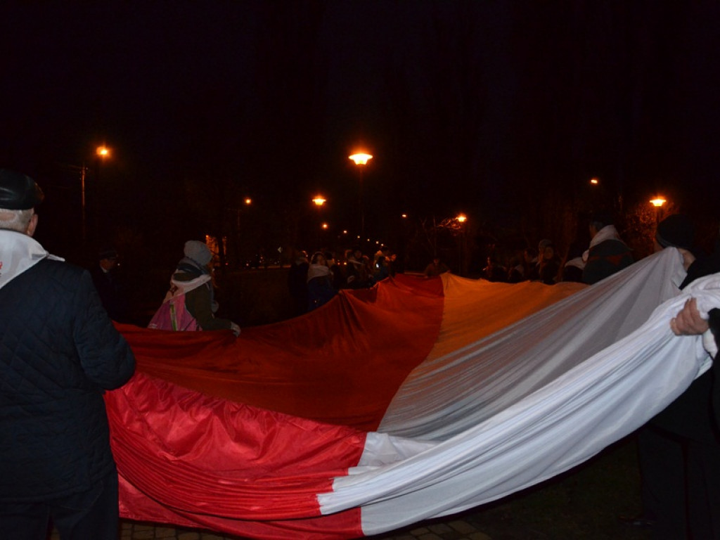 Przemarsz z 50-metrową flagą Polski przez Łowicz