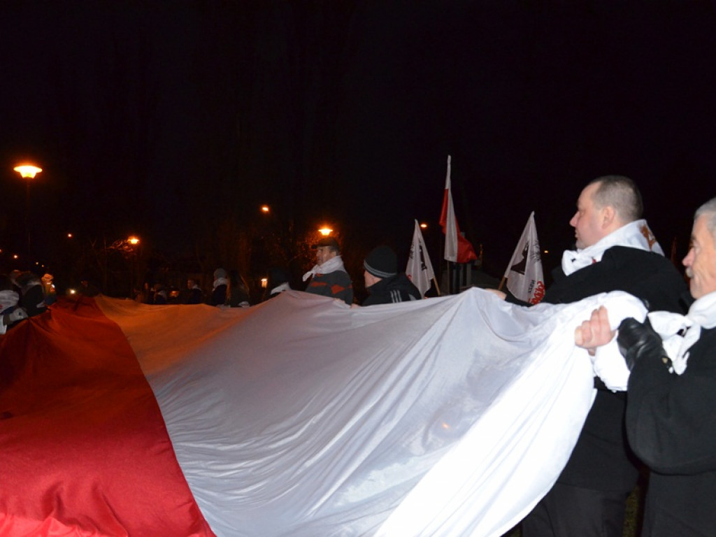 Przemarsz z 50-metrową flagą Polski przez Łowicz