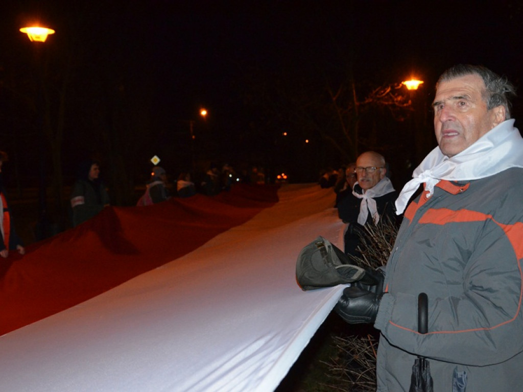 Przemarsz z 50-metrową flagą Polski przez Łowicz