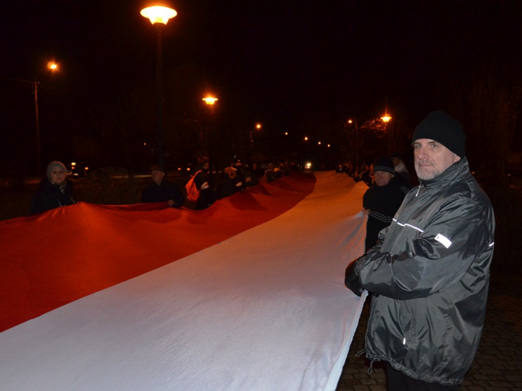 Przemarsz z 50-metrową flagą Polski przez Łowicz