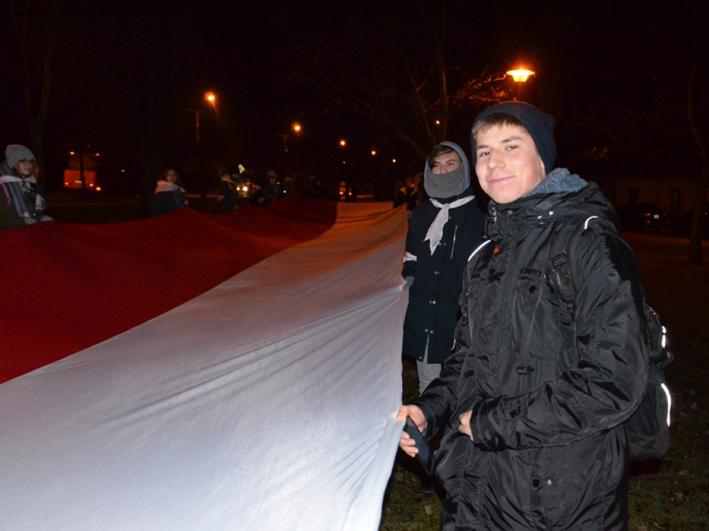 Przemarsz z 50-metrową flagą Polski przez Łowicz