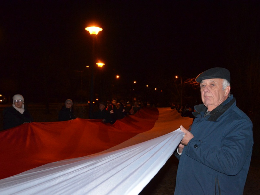 Przemarsz z 50-metrową flagą Polski przez Łowicz