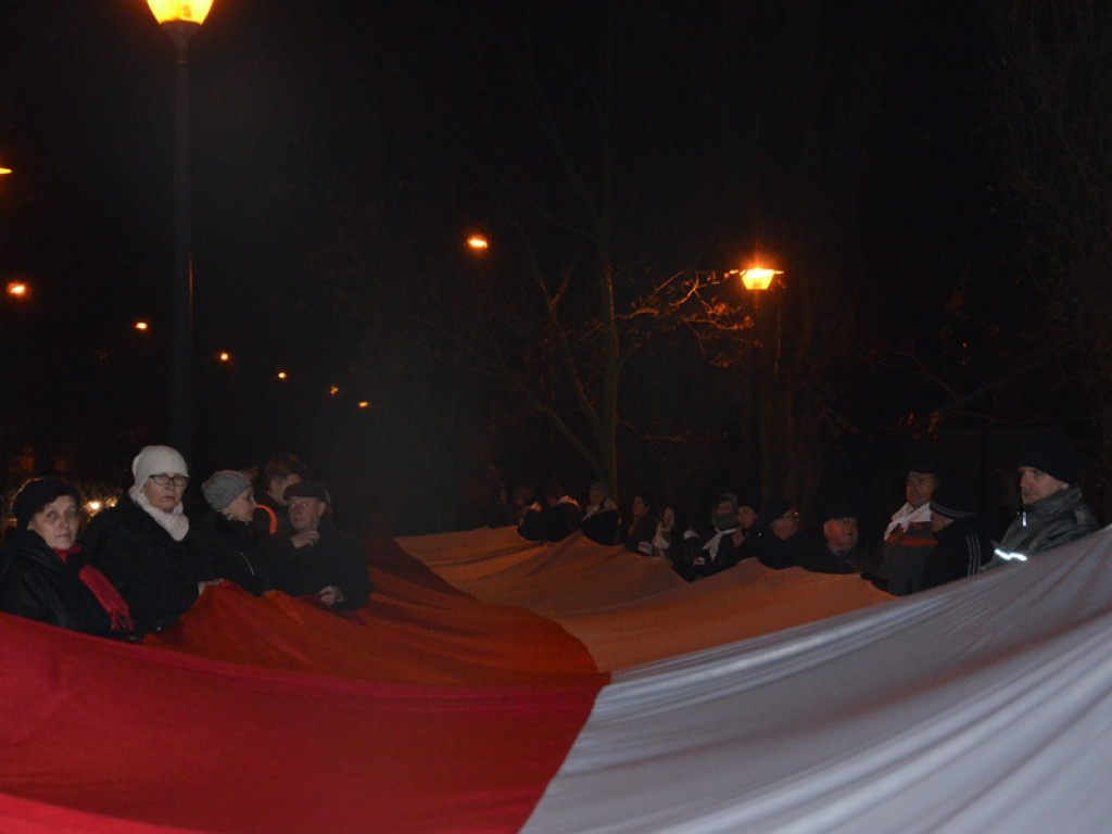 Przemarsz z 50-metrową flagą Polski przez Łowicz