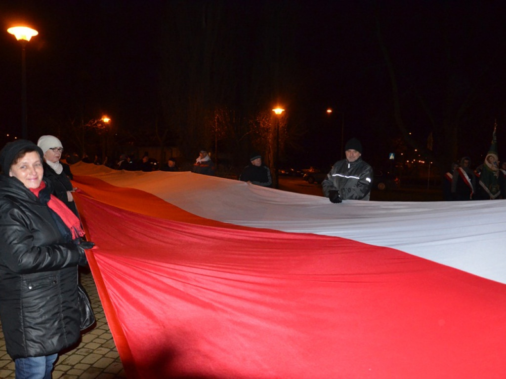 Przemarsz z 50-metrową flagą Polski przez Łowicz