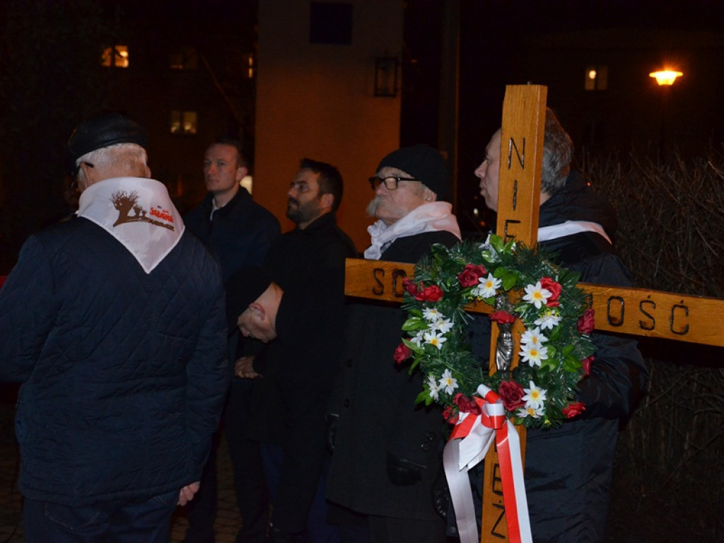 Przemarsz z 50-metrową flagą Polski przez Łowicz