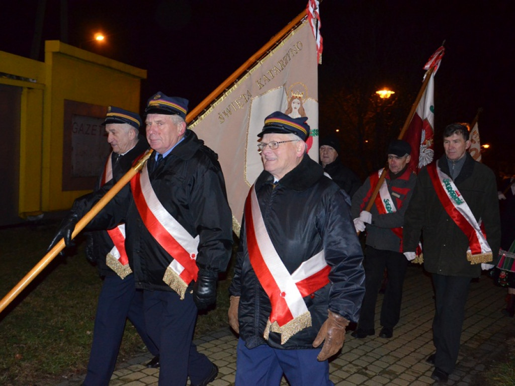 Przemarsz z 50-metrową flagą Polski przez Łowicz