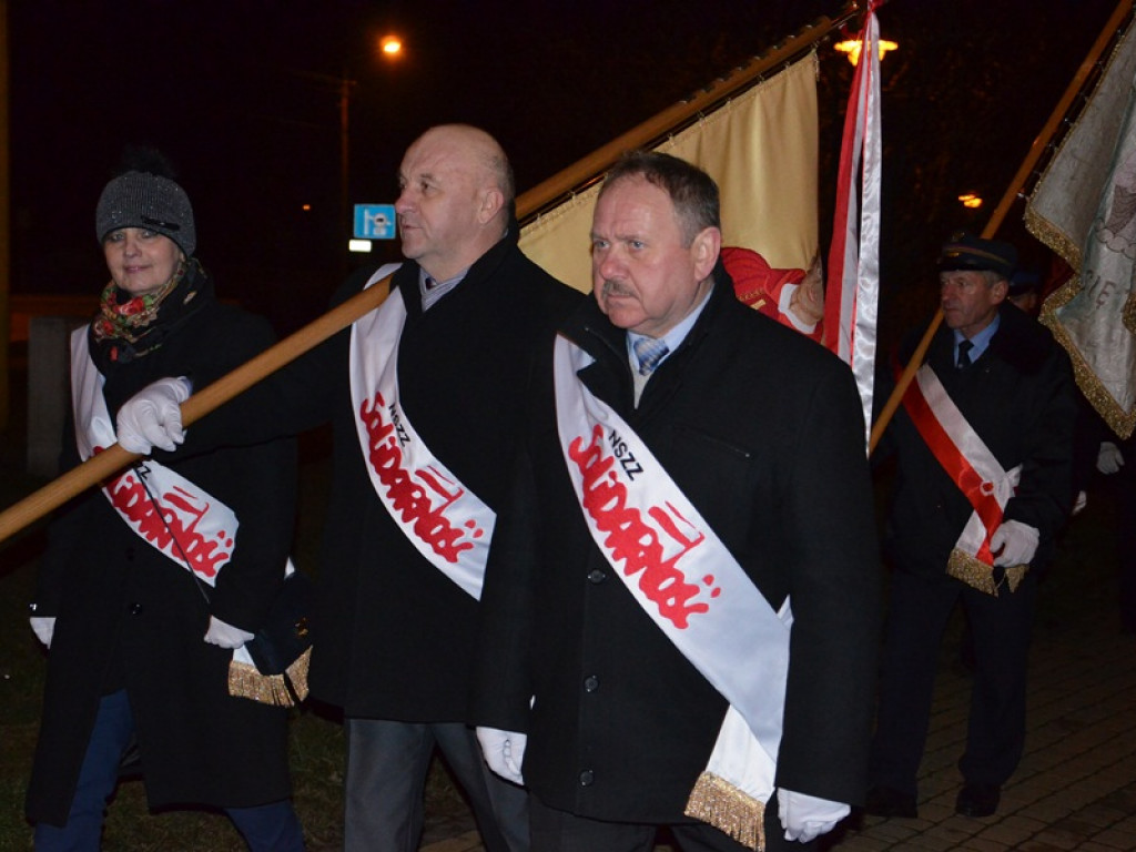 Przemarsz z 50-metrową flagą Polski przez Łowicz