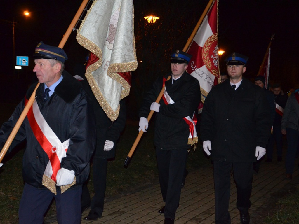 Przemarsz z 50-metrową flagą Polski przez Łowicz